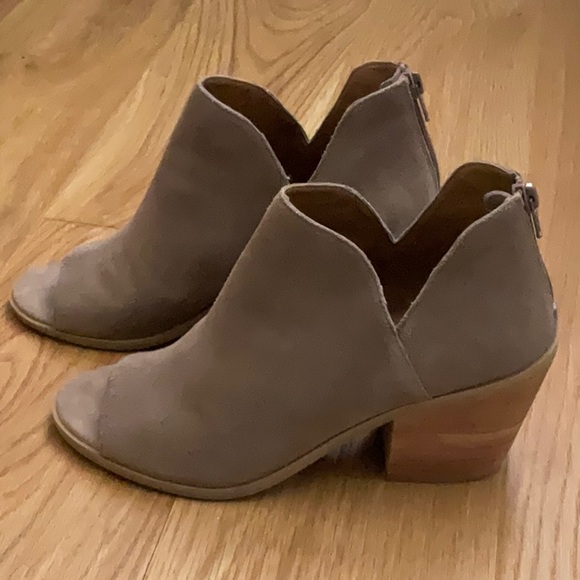 Susina Corina, Nude Leather PeepToe Booties w/ a zip up back closure & a 3” heel - Picture 4 of 12